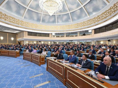 Харассмент жасаған депутат мандатынан айырылды.