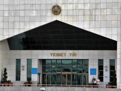 Үкімет ең төменгі жалақыны 10 мың теңгеге өсіргенін қуана хабарлады.
