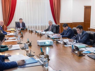 Олжас Бектенов қолжетімді баспана мәселесі бойынша кеңес өткізді.
