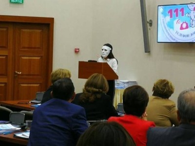Мәжіліске бетперде киіп келген қыздың тағдыры.