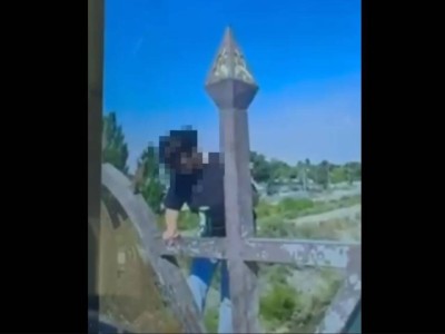Таразда өмірден түңілген әйел көпірден секірді.