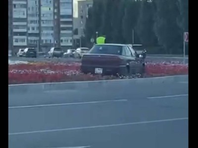 Өскеменде мас жүргізуші гүлзарға кіріп кетті.