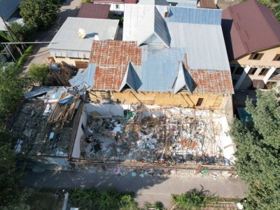 Алматыда заңсыз салынған тағы бір кафе мен сауда алаңы сүрілді.
