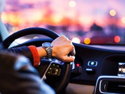 Ел азаматтарына көлік жүргізу құжатын алып жүру міндетті емес.