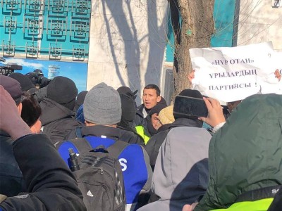 АЛМАТЫДА НАРАЗЫЛЫҚҚА ШЫҚҚАНДАР ҚОРШАУДА ТҰР.