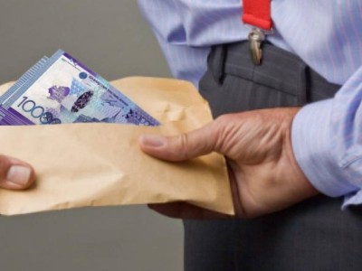 Әкімдік қызметкерлері жемқорлықтан полицейлерді басып озды.
