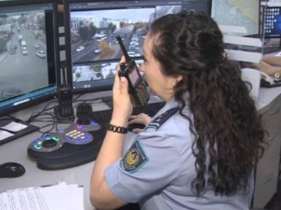 Астанада есікті теуіп сындырған вандалдар жазаланды.