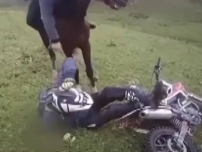Тауда мотоцикл жүргізушілерін ұрғандар қамалды.