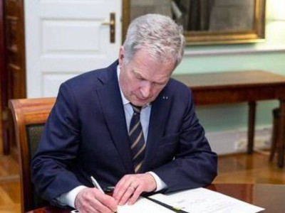 Финляндия президенті НАТО-ға кіру туралы заңға қол қойды.