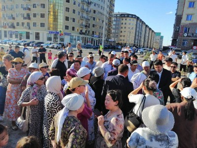 Сусыз қалған Ақтау тұрғындары жолды жапты.