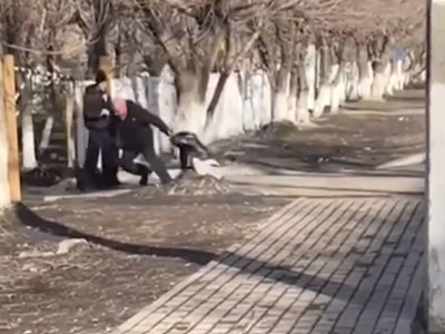 Әйелін шашынан сүйреп, соққыға шыққан адамды 15 күнге қамады (видео).