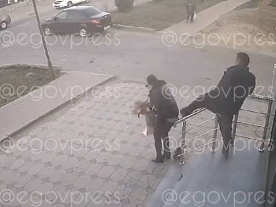 Шымкентте әйел адамды еш себепсіз көшеде ұрған еркек ұсталды (видео).