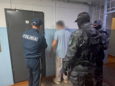 Діни алауыздық тудырды деген күдікті полиция қызметкеріне шабуыл жасады.