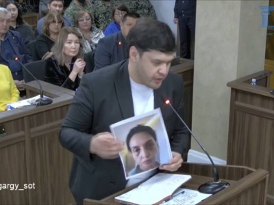 Салтанат Нүкенованың ағасы қарындасының соққы алған фотосын көрсетті.