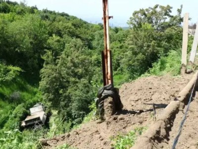 Алматыда КАМАЗ жардан құлады.