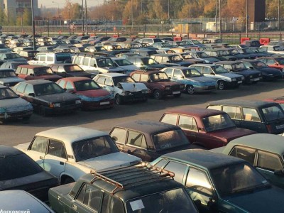 Полицей айып тұрағындағы көліктерді сатып жіберген.
