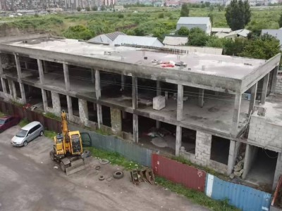 Алматыда кезекті құрылыс нысаны бұзылды.