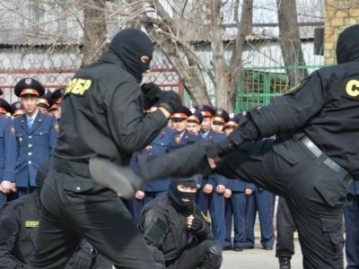 Полицейлер мен арнайы жасақ арасындағы төбелестің мән-жайы анықталды.