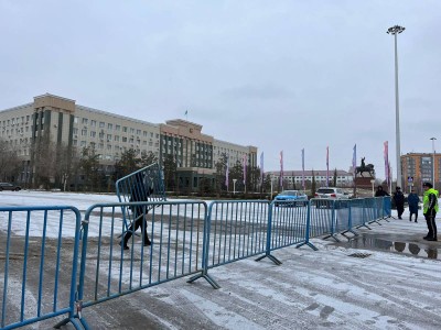 Ақтөбеде әкімдік алдында қауіпсіздік күшейтілді.