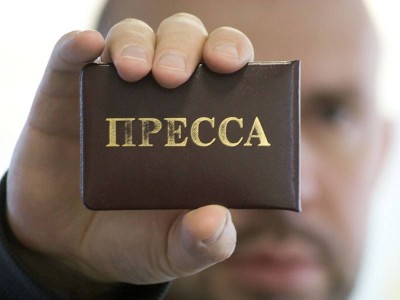 Роман Склярға сұрақ қоймақ болған журналиске полиция формасын кигендер күш көрсеткен.