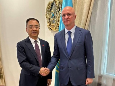 Роман Скляр қытайлықтарға қазақша сөйледі.