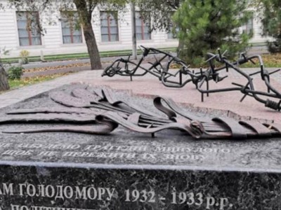Басқыншылар Мариупольдегі Голодомор құрбандарына арналған ескерткішті бұзды.