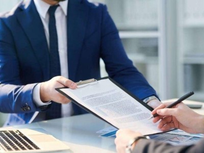 ХҚКО қызметкері көліктерді заңсыз тіркеумен айналысқан.