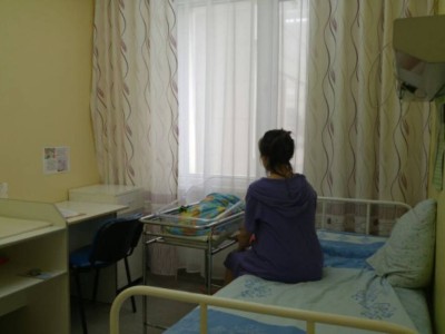 Тараздағы перзентханалардың бірінде жүкті әйел асылып қалған.
