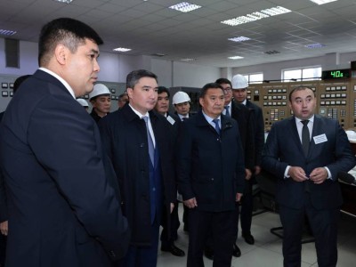 Олжас Бектенов Степногорск тау-кен химия комбинатының ұжымымен Қазақстанда АЭС салу мәселесін талқылады.