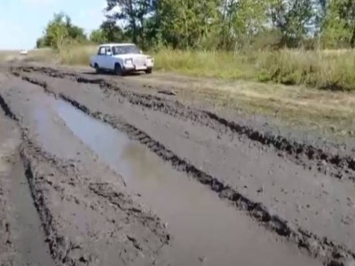 Қостанайда көктемде су шайып кеткен жол әлі жөнделмеген.