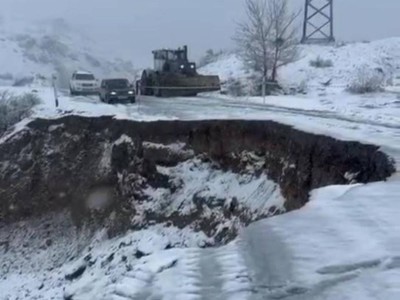 Марқакөлде топырақ көшкіні жүріп, жол жабылды.
