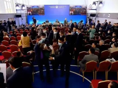 Досаевтың халықпен кездесуінде «баспанамызды рэкеттік әдіспен тартып алып жатыр» деген әйел есінен танып құлады.