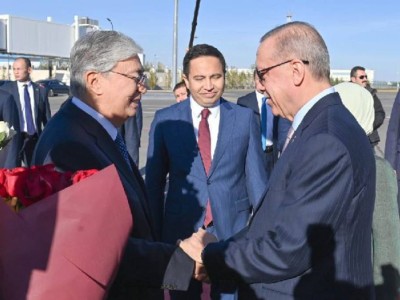 Тоқаев Ердоғанды елорда әуежайында күтіп алды.
