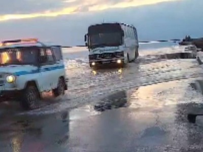 Су тасқыны: «Қазавтожол» мамандары мен полицейлер жолаушыларды құтқарды.
