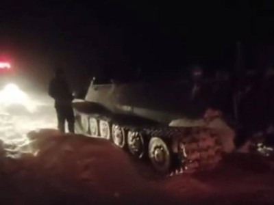 Әскерилер қар құрсауында қалған адамдарды құтқарды.