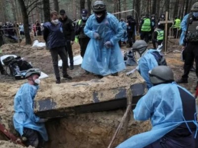 Украина Изюм маңынан азапталып өлтірілген адамдардың қорымын тапты.