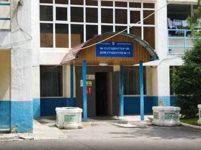 Жер сілкінісінен ҚазҰУ жатақханаларының қабырғасы жарылып кетті.
