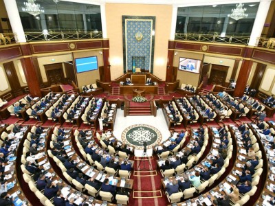 Парламент депутаттары екі айлық каникулға кетті.
