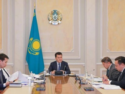 Ерлан Қарин Шетелде кадрлар даярлау жөніндегі республикалық комиссияның отырысын өткізді.