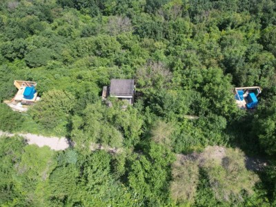 Алматының тау бөктерінде үш бірдей заңсыз нысан сүрілді.