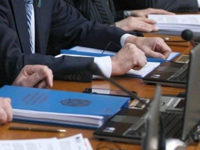 Қоғамдық тыңдауларды отырыстар негізінде ғана емес, интернет-конференциялар түрінде де өткізу мәселесі қаралды.