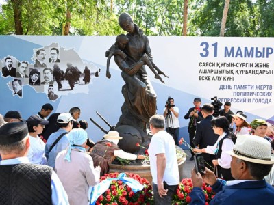 Алматыда саяси қуғын-сүргін және ашаршылық құрбандарын еске алды.