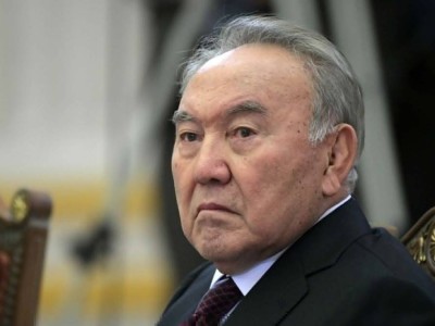 Сенат референдум туралы заңнан Назарбаевтың мәртебесін алып тастады.