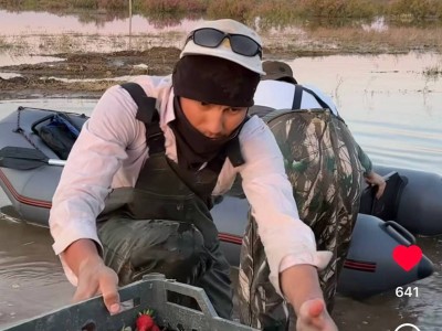 Су тасқыны: Атырау кәсіпкерлері құлпынай алқабына қайықпен қатынап жүр.