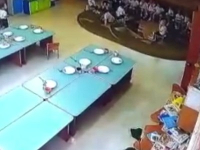 Өскемендегі балабақшада бүлдіршінді еденге лақтырды.