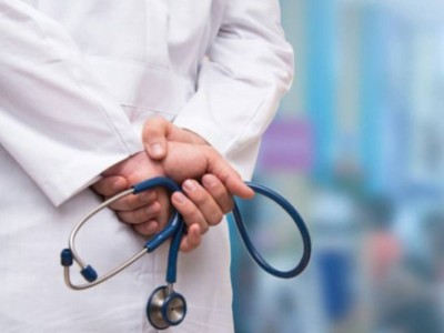 Алматыда анасын ауруханаға әкелген ер адам хирургті сабап тастады.