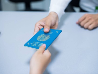 Енді қазақ тілін білмейтіндерге азаматтық берілмейді: Президент заңға қол қойды.