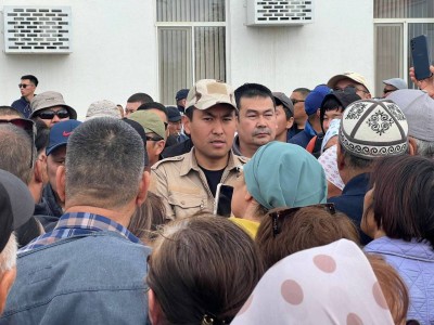 Құлсары тұрғындары әкімдік ғимаратының алдына ереуілге шықты.