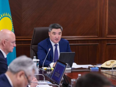 Үкімет басшысы ақша құмар деп таксистерді сынады.