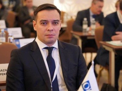 «Заң балаларды тартып алуға ықпал етуі мүмкін деген пікір — таза фейк болып табылады» – омбудсмен Артур Ластаев.